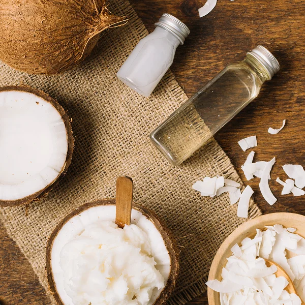 Une femme avec une serviette blanche sur la tête applique un produit repulpeur sur ses lèvres.