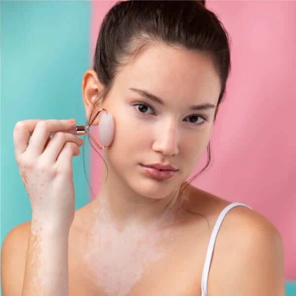 Une femme applique du maquillage avec un pinceau sur son visage.